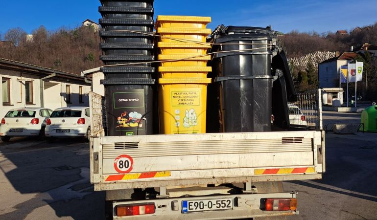 Ulica Urijan Dedina dobila 70 kompleta za selektivno odlaganje otpada 