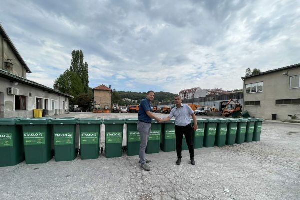 Ekopak uručio KJKP Rad kante za zbrinjavanje staklenog ambalažnog otpada u ugostiteljskim objektima tokom trajanja SFF