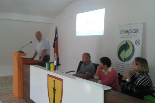 Sinergija lokalne zajednice, općinskih školskih ustanova i Ekopaka za unapređenje Sistema za reciklažu ambalažnog otpada u Vitezu