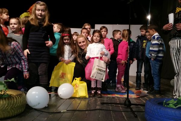 Mališani u Tešnju obilježili novogodišnje praznike uz predstavu Tvrle ekolog