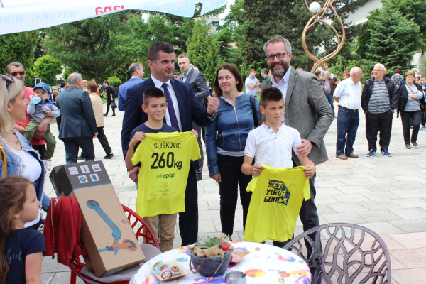 Dječacima Juri i Marku Slišković, zvijezdama reciklaže u Novom Travniku, uručena priznanja i pokloni