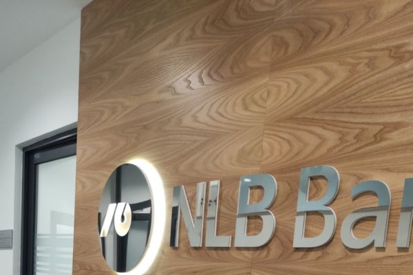 Ekopak uručio NLB Banci posude za prikupljanje kancelarijskog papira