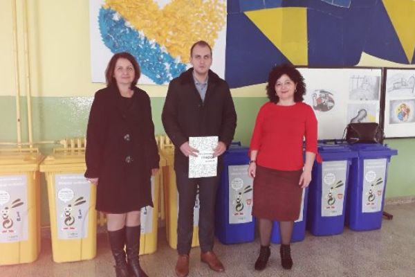 Ekopak nastavlja sa aktivnostima uključivanja obrazovnih institucija u sistem reciklaže- Četiri seta kanti za OŠ “Mula Mustafa Bašeskija” iz Kaknja