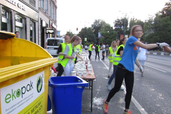 Učesnici i posjetioci prve noćne utrke u Sarajevu recikliraju ambalažni otpad