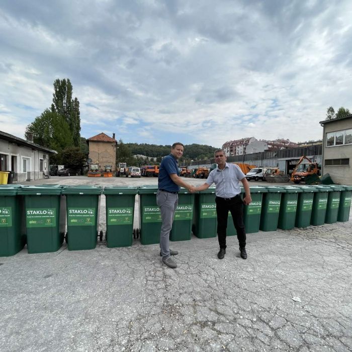 Ekopak uručio KJKP Rad kante za zbrinjavanje staklenog ambalažnog otpada u ugostiteljskim objektima tokom trajanja SFF